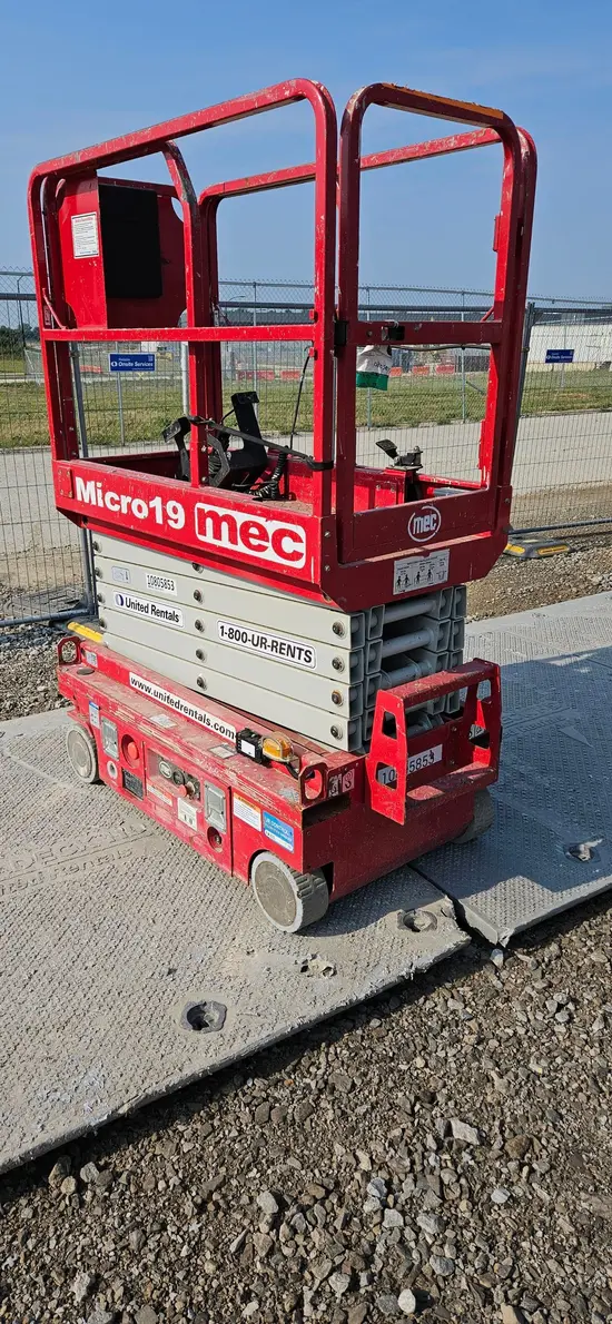 2018 MEC MICRO 19 Scissor Lift