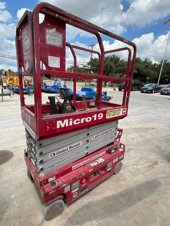 2018 MEC MICRO 19 Scissor Lift