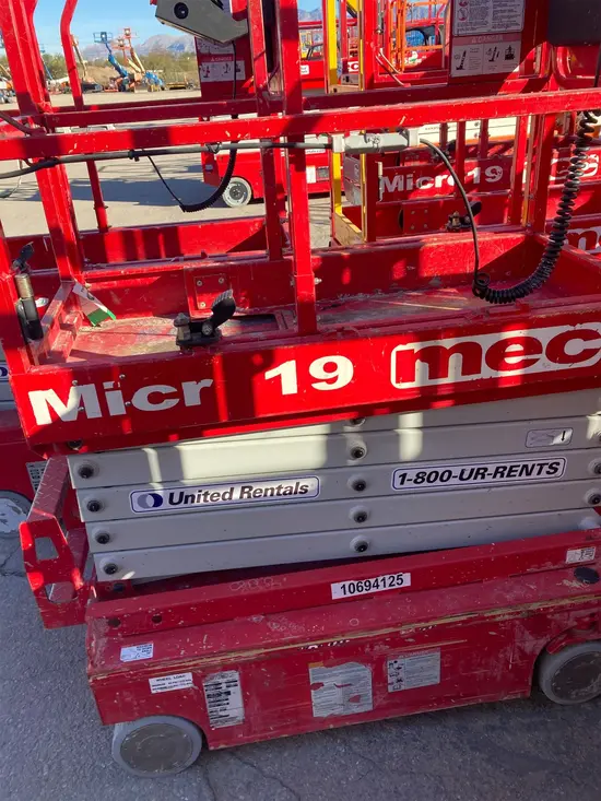 2017 MEC MICRO 19 Scissor Lift