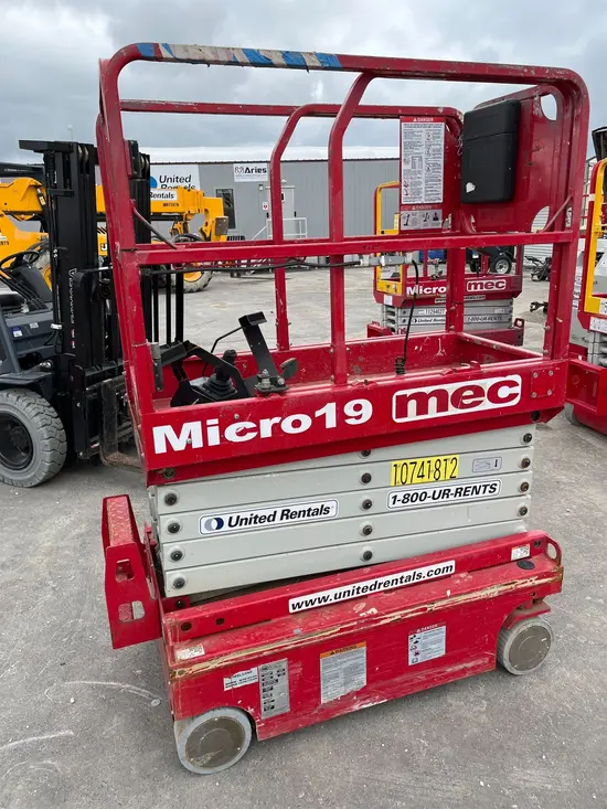 2018 MEC MICRO 19 Scissor Lift