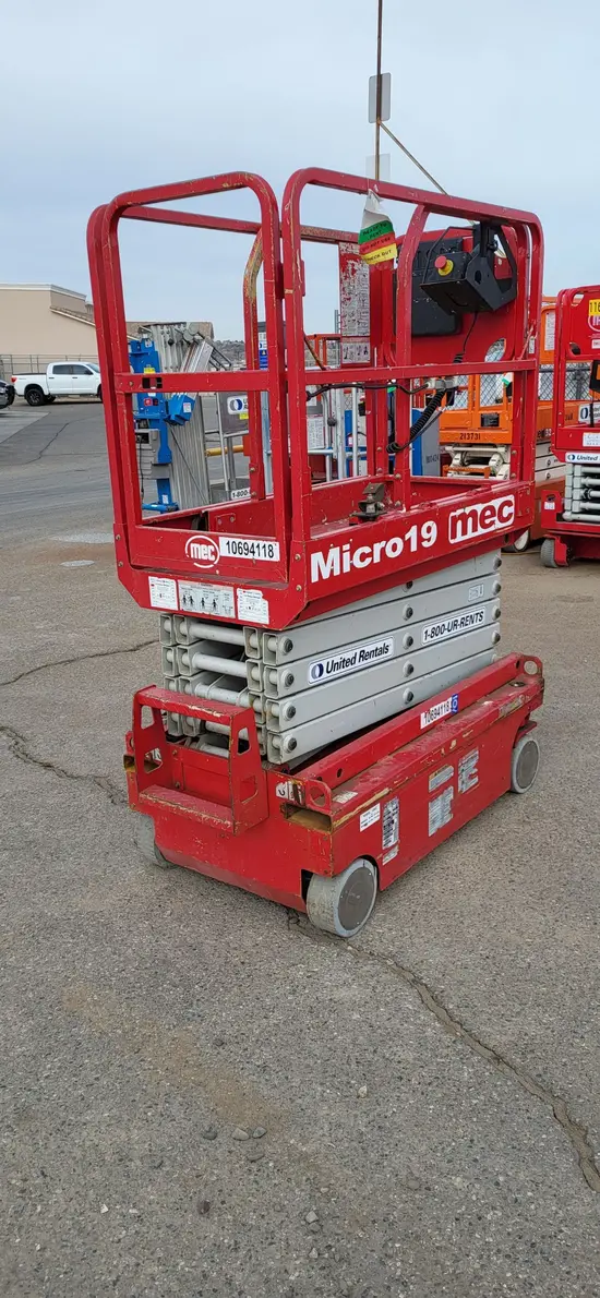2017 MEC MICRO 19 Scissor Lift
