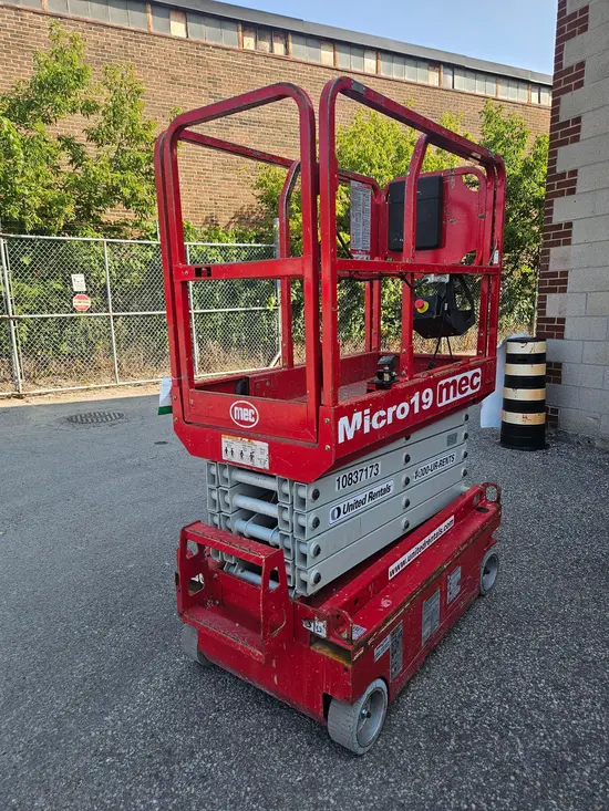 2018 MEC MICRO 19 Scissor Lift
