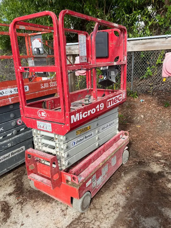 2018 MEC MICRO 19 Scissor Lift