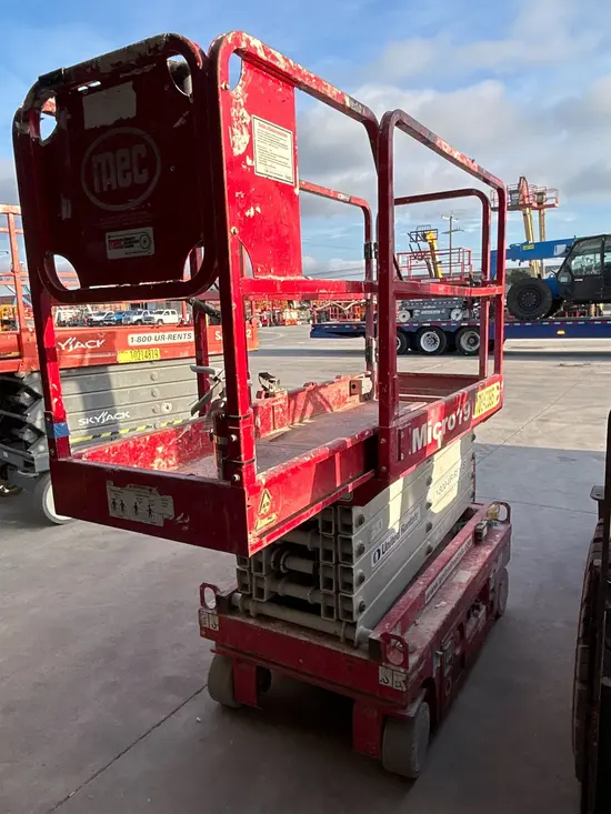 2018 MEC MICRO 19 Scissor Lift