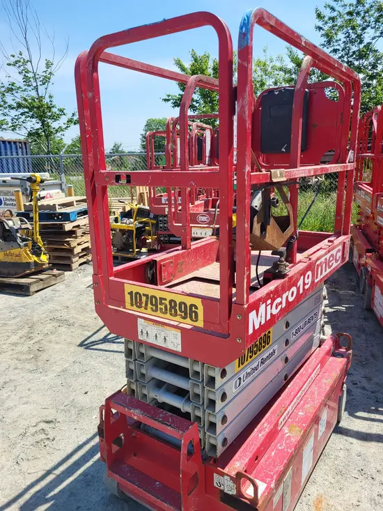 2018 MEC MICRO 19 Scissor Lift