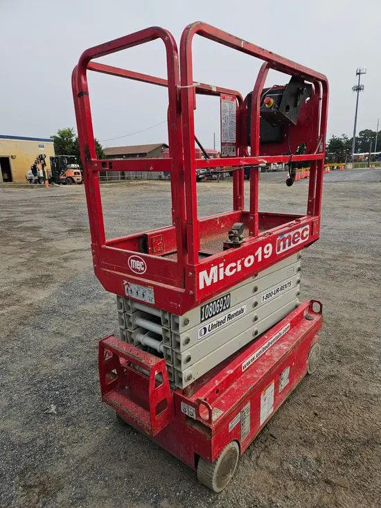 2018 MEC MICRO 19 Scissor Lift