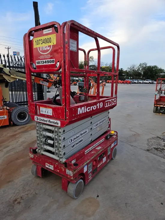 2018 MEC MICRO 19 Scissor Lift