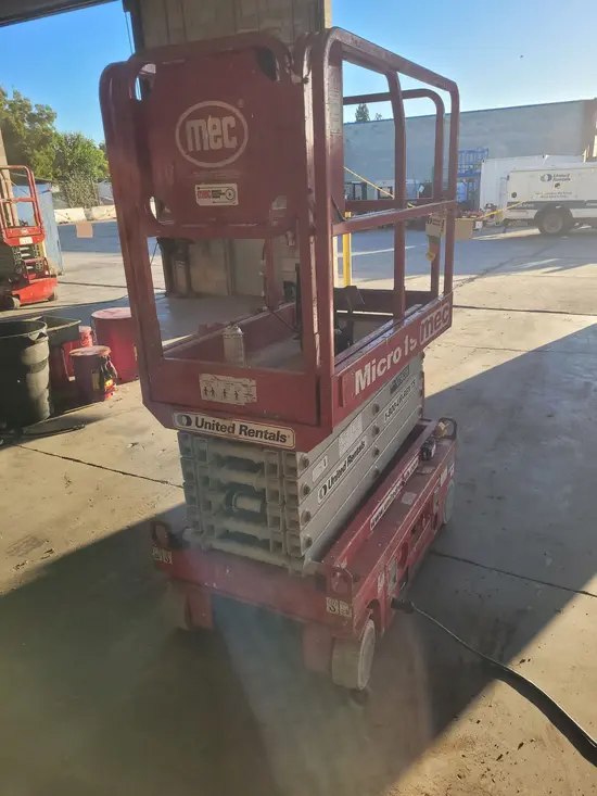 2018 MEC MICRO 19 Scissor Lift