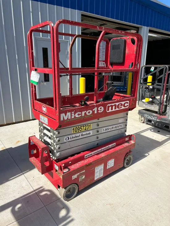 2019 MEC MICRO 19 Scissor Lift