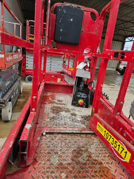 2018 MEC MICRO 19 Scissor Lift