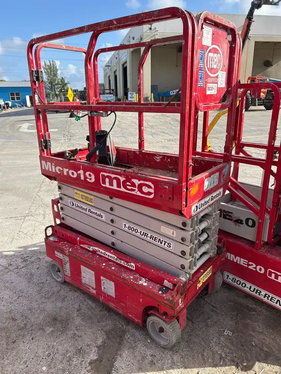 2018 MEC MICRO 19 Scissor Lift