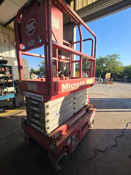 2019 MEC MICRO 19 Scissor Lift