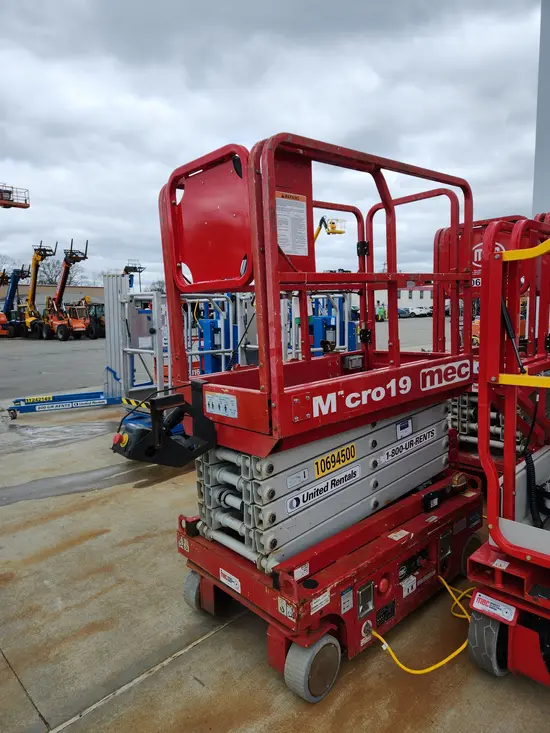 2017 MEC MICRO 19 Scissor Lift