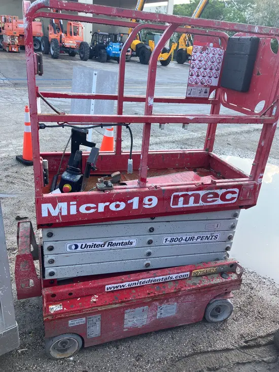 2018 MEC MICRO 19 Scissor Lift