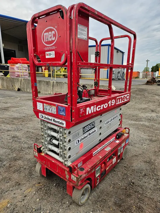 2018 MEC MICRO 19 Scissor Lift