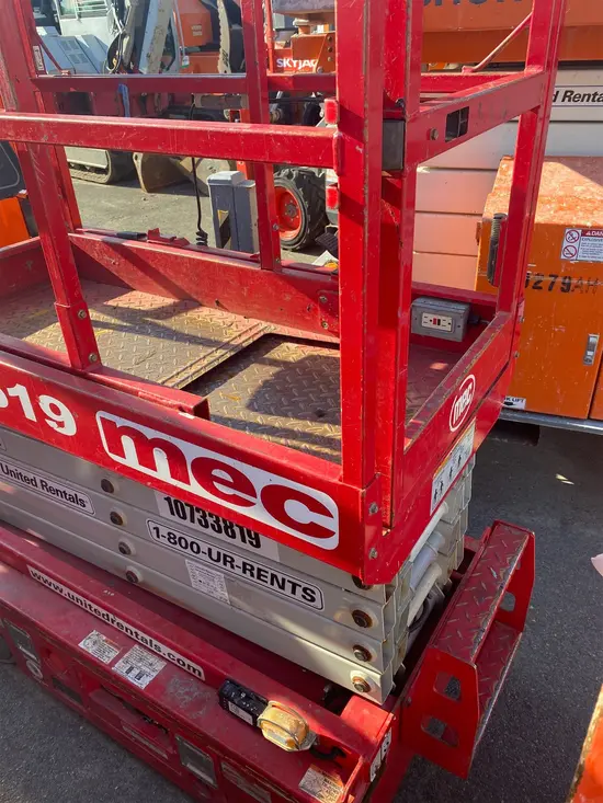 2018 MEC MICRO 19 Scissor Lift