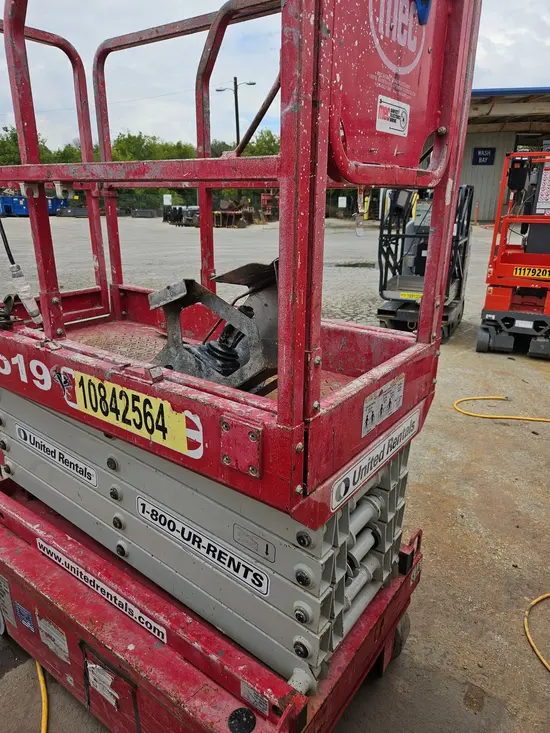 2018 MEC MICRO 19 Scissor Lift
