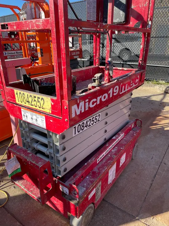 2018 MEC MICRO 19 Scissor Lift