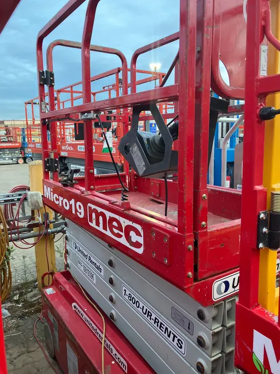 2018 MEC MICRO 19 Scissor Lift