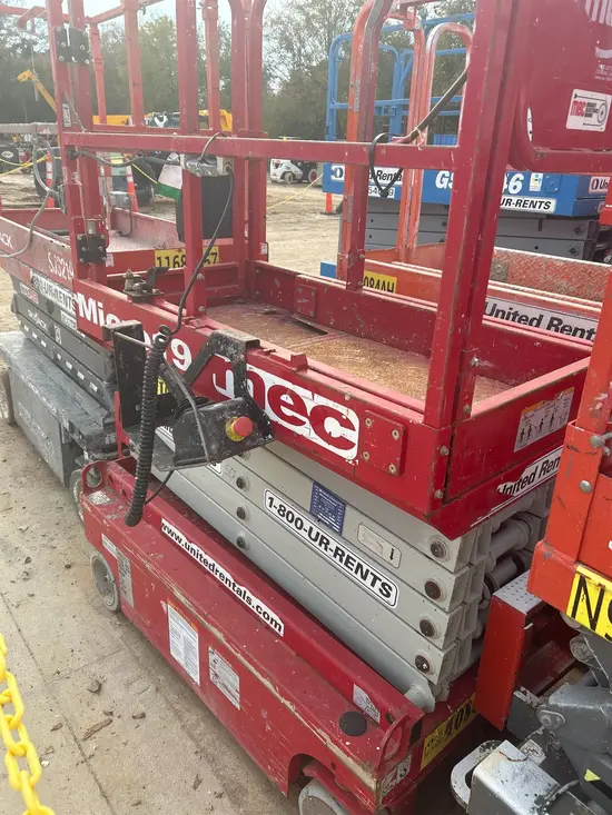 2018 MEC MICRO 19 Scissor Lift