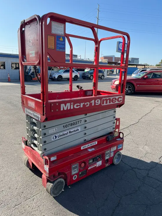2018 MEC MICRO 19 Scissor Lift