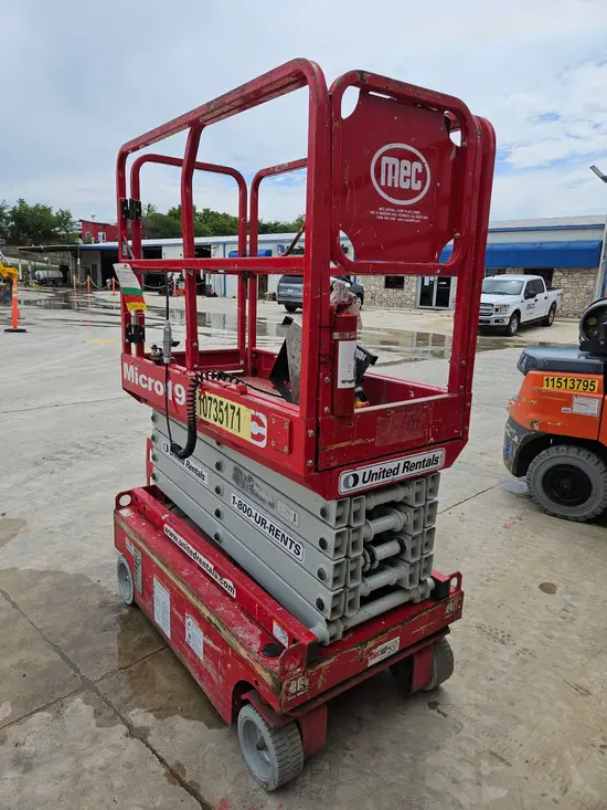 2018 MEC MICRO 19 Scissor Lift