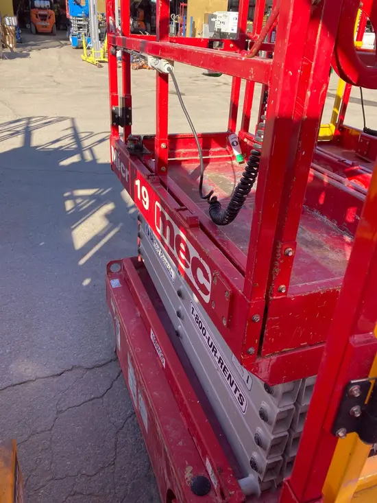 2017 MEC MICRO 19 Scissor Lift