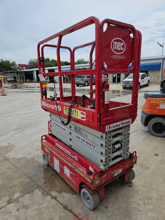 2018 MEC MICRO 19 Scissor Lift