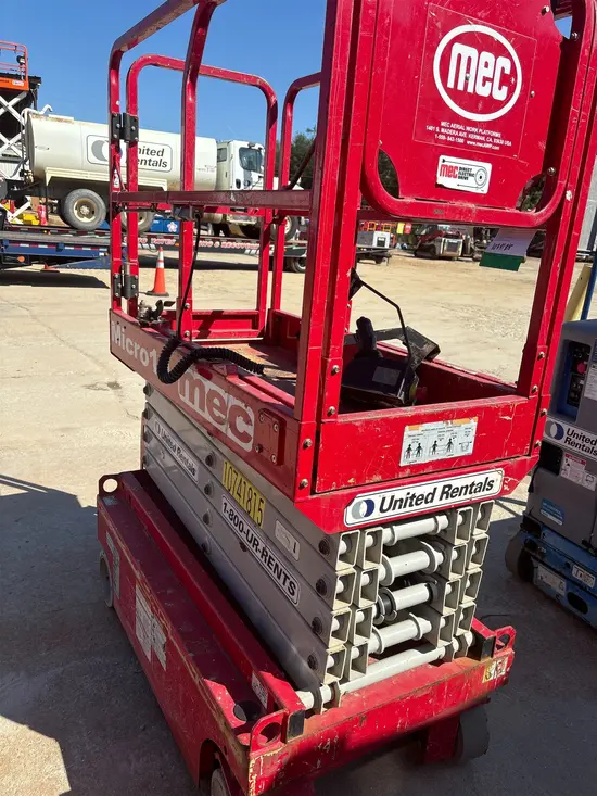 2018 MEC MICRO 19 Scissor Lift