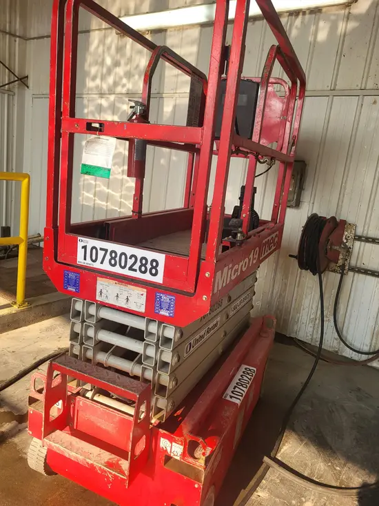 2018 MEC MICRO 19 Scissor Lift