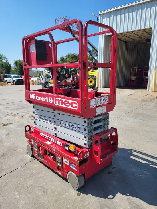 2018 MEC MICRO 19 Scissor Lift