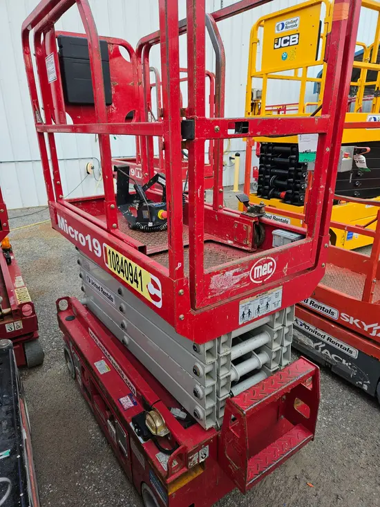 2018 MEC MICRO 19 Scissor Lift