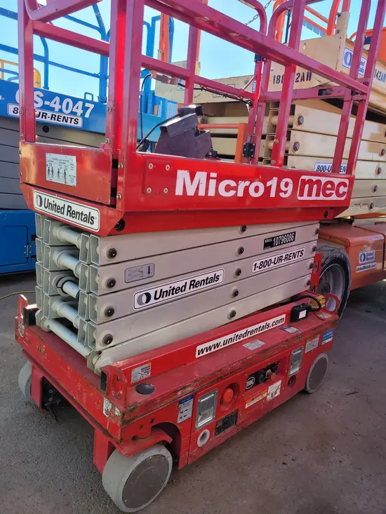 2018 MEC MICRO 19 Scissor Lift